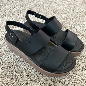 Crocs Brooklyn Low Wedge Sandal Sz10